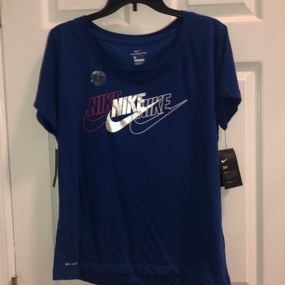 Nike Tops - Women’s Nike tee shirt LARGE